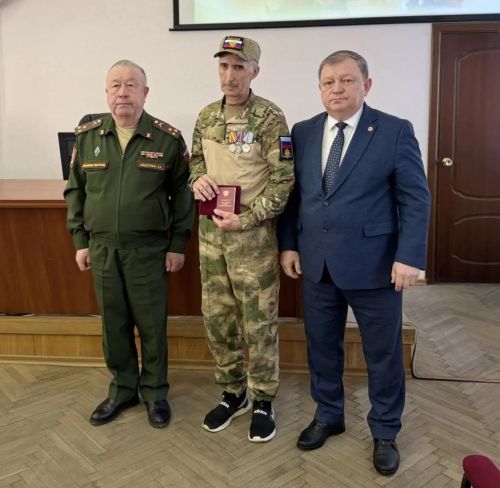 Глава Нурлатского района вручил награды героям СВО и их семьям