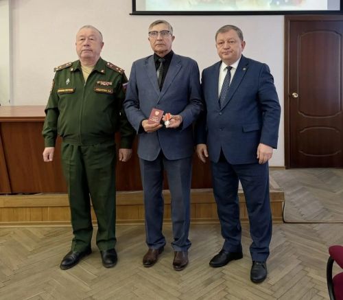 Глава Нурлатского района вручил награды героям СВО и их семьям