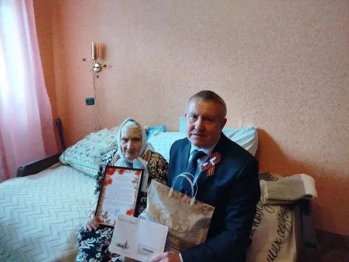 Память, прошедшая через годы: в Нурлате поздравили Галину Петрякову с днем рождения