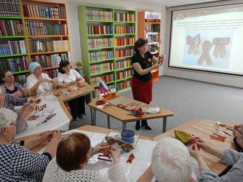 В Нурлате участницы клуба «Веста» создали «Цветок Победы» из георгиевской ленты