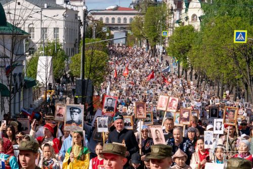 В Казани 130 тысяч человек вышли в офлайн-шествие «Бессмертного полка»