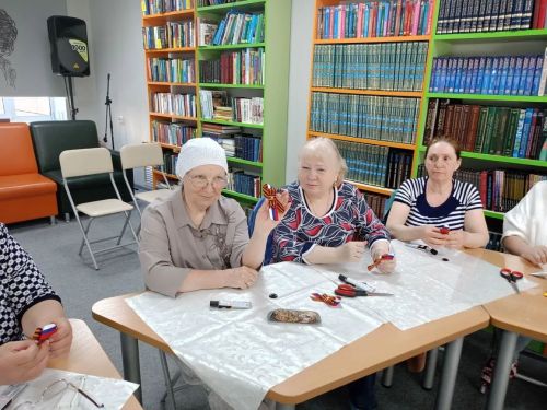 В Нурлате участницы клуба «Веста» создали «Цветок Победы» из георгиевской ленты