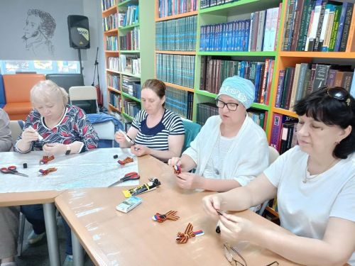 В Нурлате участницы клуба «Веста» создали «Цветок Победы» из георгиевской ленты
