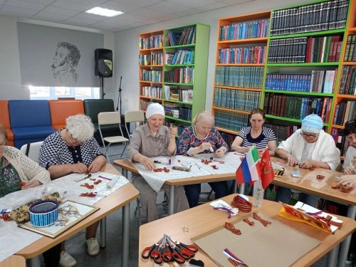 В Нурлате участницы клуба «Веста» создали «Цветок Победы» из георгиевской ленты