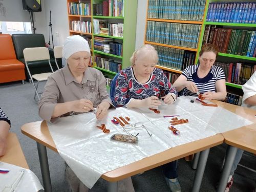В Нурлате участницы клуба «Веста» создали «Цветок Победы» из георгиевской ленты
