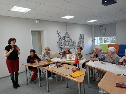 В Нурлате участницы клуба «Веста» создали «Цветок Победы» из георгиевской ленты