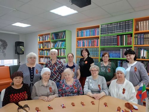 В Нурлате участницы клуба «Веста» создали «Цветок Победы» из георгиевской ленты
