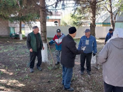 Жители микрорайона Курмыш провели традиционный субботник