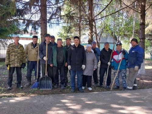 Жители микрорайона Курмыш провели традиционный субботник