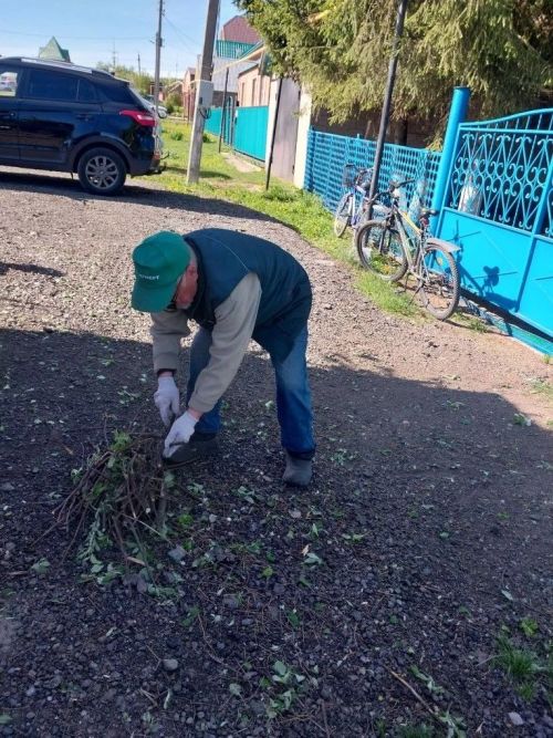 Жители микрорайона Курмыш провели традиционный субботник