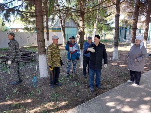Жители микрорайона Курмыш провели традиционный субботник