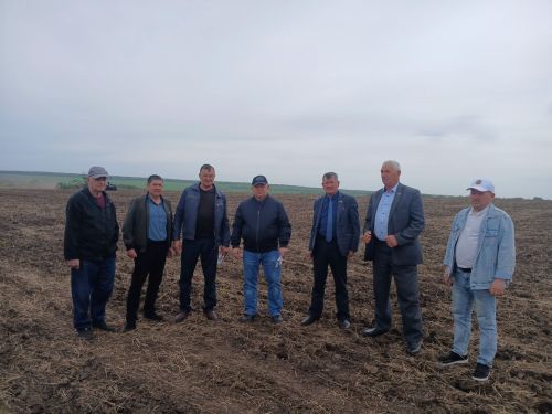 Дамир Ишкинеев проинспектировал яровой сев в двух хозяйствах района