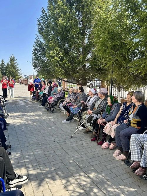«Забота Первых»: как школьники подарили тепло ветеранам в Нурлате