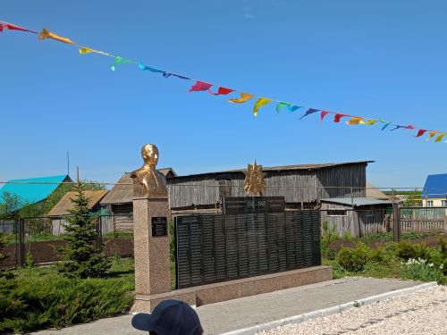 «Крылья, опалённые пламенем»: в Караульной Горе почтили подвиг героя