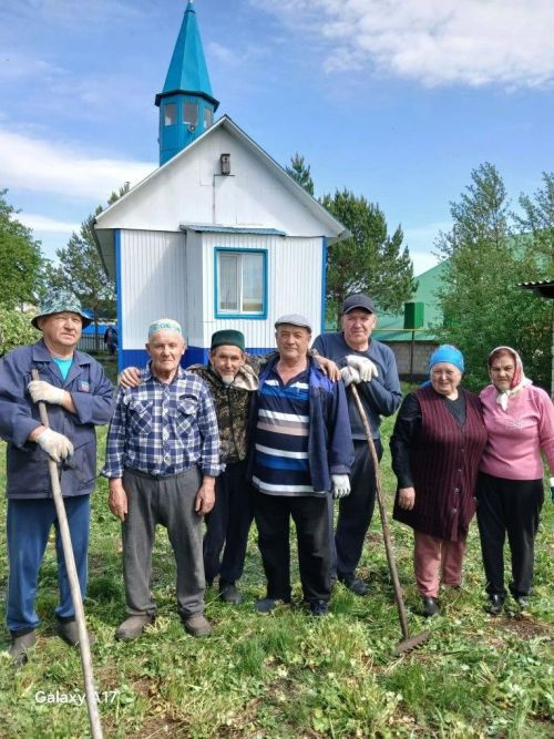 Жители Нурлата провели субботники на территории кладбища и мечети