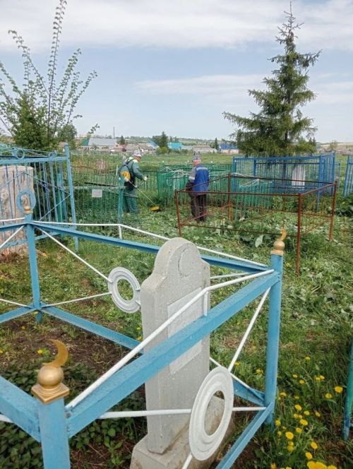Жители Нурлата провели субботники на территории кладбища и мечети