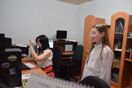 Юные гимназисты подарили тепло и заботу детям Лутугино
