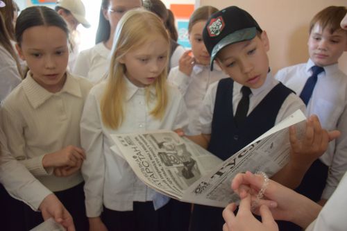 Юные гимназисты подарили тепло и заботу детям Лутугино