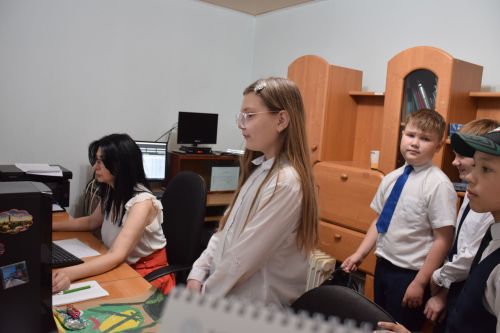 Юные гимназисты подарили тепло и заботу детям Лутугино