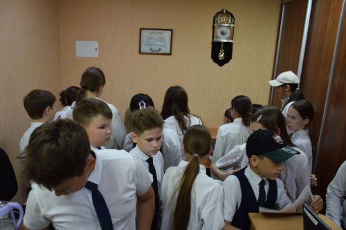 Юные гимназисты подарили тепло и заботу детям Лутугино