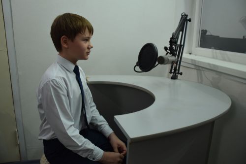 Юные гимназисты подарили тепло и заботу детям Лутугино