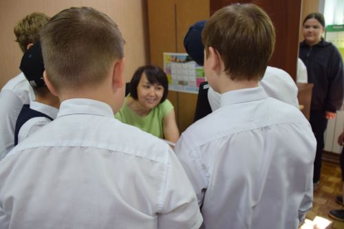 Юные гимназисты подарили тепло и заботу детям Лутугино