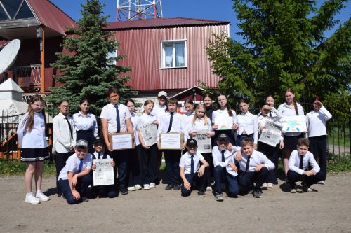Юные гимназисты подарили тепло и заботу детям Лутугино