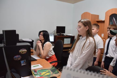 Юные гимназисты подарили тепло и заботу детям Лутугино