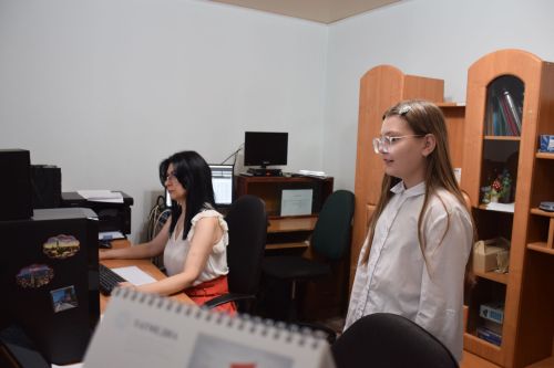 Юные гимназисты подарили тепло и заботу детям Лутугино