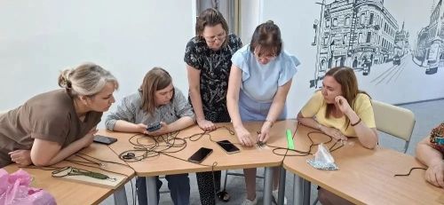 «Час добрых дел» в Нурлате: библиотекари плетут браслеты для бойцов СВО