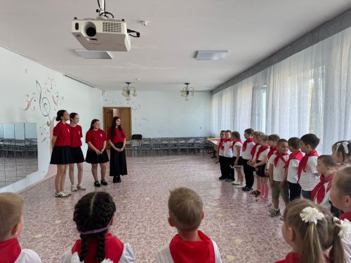 В «Родничке» проводили будущих первоклассников в большую жизнь