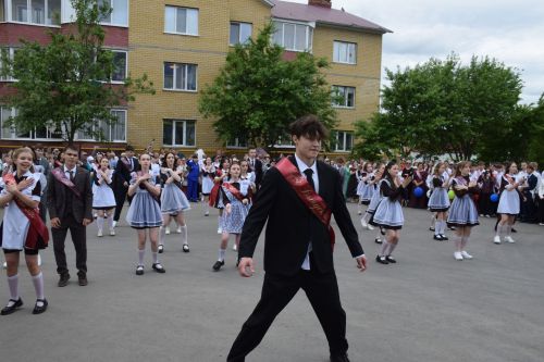 Последний звонок в «чужих» стенах, но с родным сердцем: как школа №4 города Нурлат прощалась с выпускниками