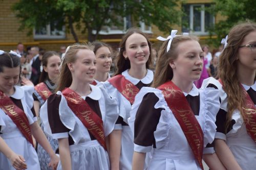 Последний звонок в «чужих» стенах, но с родным сердцем: как школа №4 города Нурлат прощалась с выпускниками