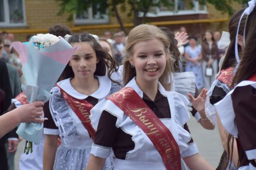 Последний звонок в «чужих» стенах, но с родным сердцем: как школа №4 города Нурлат прощалась с выпускниками
