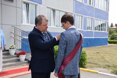 Последний звонок как начало пути: 220 выпускников Нурлатского района шагнули во взрослую жизнь
