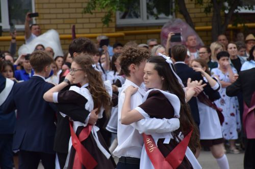 Последний звонок в «чужих» стенах, но с родным сердцем: как школа №4 города Нурлат прощалась с выпускниками
