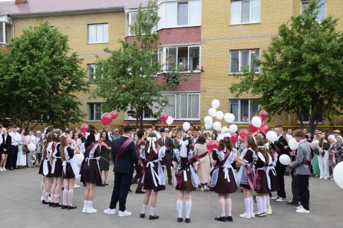 Последний звонок в «чужих» стенах, но с родным сердцем: как школа №4 города Нурлат прощалась с выпускниками
