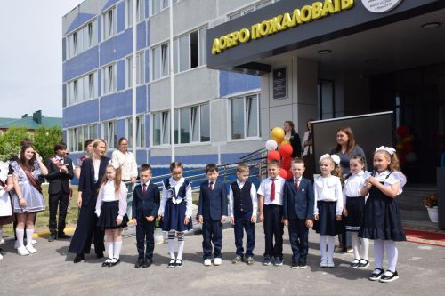Последний звонок как начало пути: 220 выпускников Нурлатского района шагнули во взрослую жизнь