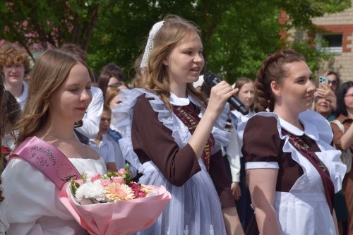 Последний звонок как начало пути: 220 выпускников Нурлатского района шагнули во взрослую жизнь