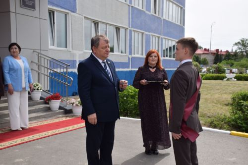 Последний звонок как начало пути: 220 выпускников Нурлатского района шагнули во взрослую жизнь