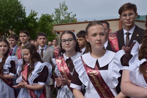 Последний звонок как начало пути: 220 выпускников Нурлатского района шагнули во взрослую жизнь