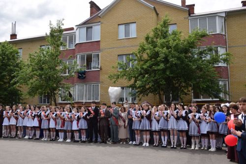 Последний звонок в «чужих» стенах, но с родным сердцем: как школа №4 города Нурлат прощалась с выпускниками