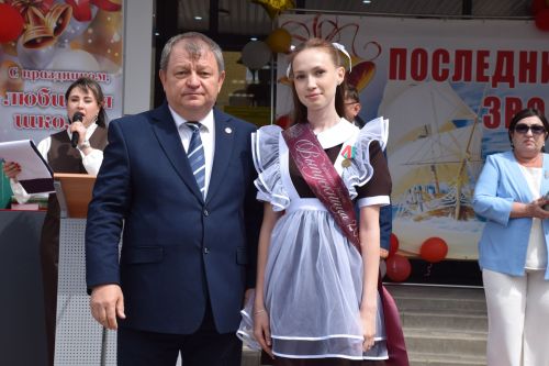 Последний звонок в «чужих» стенах, но с родным сердцем: как школа №4 города Нурлат прощалась с выпускниками