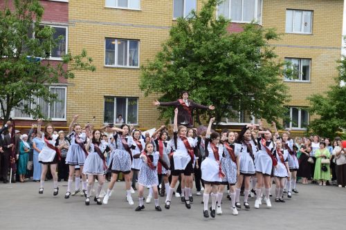 Последний звонок в «чужих» стенах, но с родным сердцем: как школа №4 города Нурлат прощалась с выпускниками