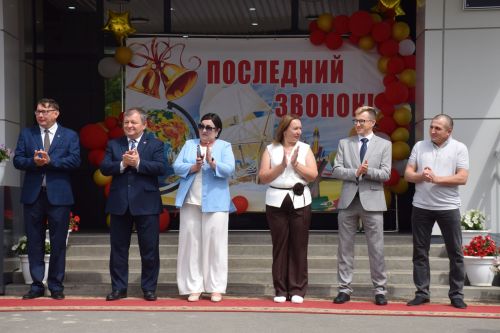 Последний звонок в «чужих» стенах, но с родным сердцем: как школа №4 города Нурлат прощалась с выпускниками