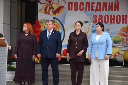 Последний звонок как начало пути: 220 выпускников Нурлатского района шагнули во взрослую жизнь