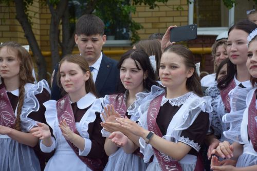 Последний звонок в «чужих» стенах, но с родным сердцем: как школа №4 города Нурлат прощалась с выпускниками