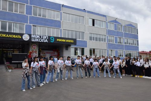 Последний звонок в «чужих» стенах, но с родным сердцем: как школа №4 города Нурлат прощалась с выпускниками