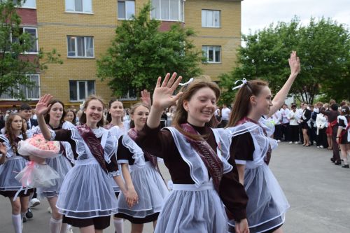 Последний звонок в «чужих» стенах, но с родным сердцем: как школа №4 города Нурлат прощалась с выпускниками