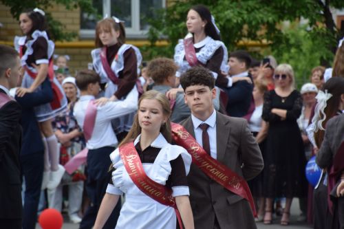 Последний звонок в «чужих» стенах, но с родным сердцем: как школа №4 города Нурлат прощалась с выпускниками